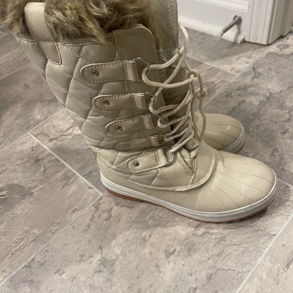 Beige snow boots - Picture 1 of 4